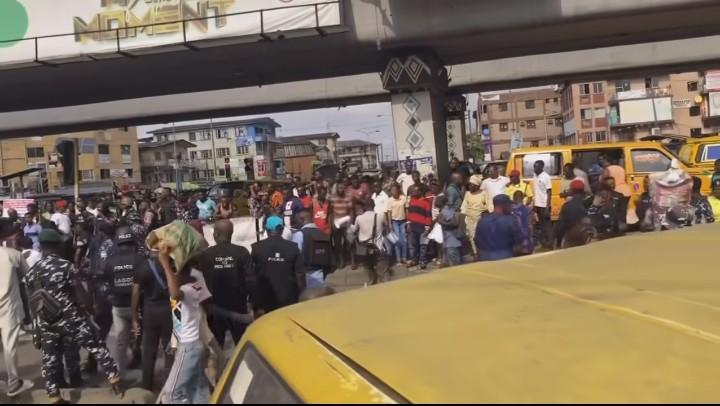 InsiderVillage's tweet photo. Lagosians took to the road of ojuelegba Lagos to protest over economic hardship. 
Security agents were on ground to prevent any breakdown of law and order and to make sure the aim of the protest was successful.
#lagos #protest #newsbycomputervillage https://t.co/BMJZICafOd