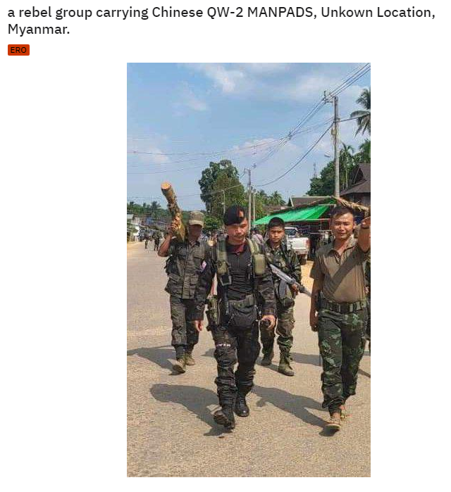 Steven15Htoo's tweet photo. တရုတ်လုပ် လေယာဉ်ပစ်လက်နက် QW-2 MANPADS ကိုင်ဆောင်ထားတဲ့ အမည်မသိရတဲ့ မြန်မာနိုင်ငံက လက်နက်ကိုင်အဖွဲ့တခု။ https://t.co/QvLXpkzirT