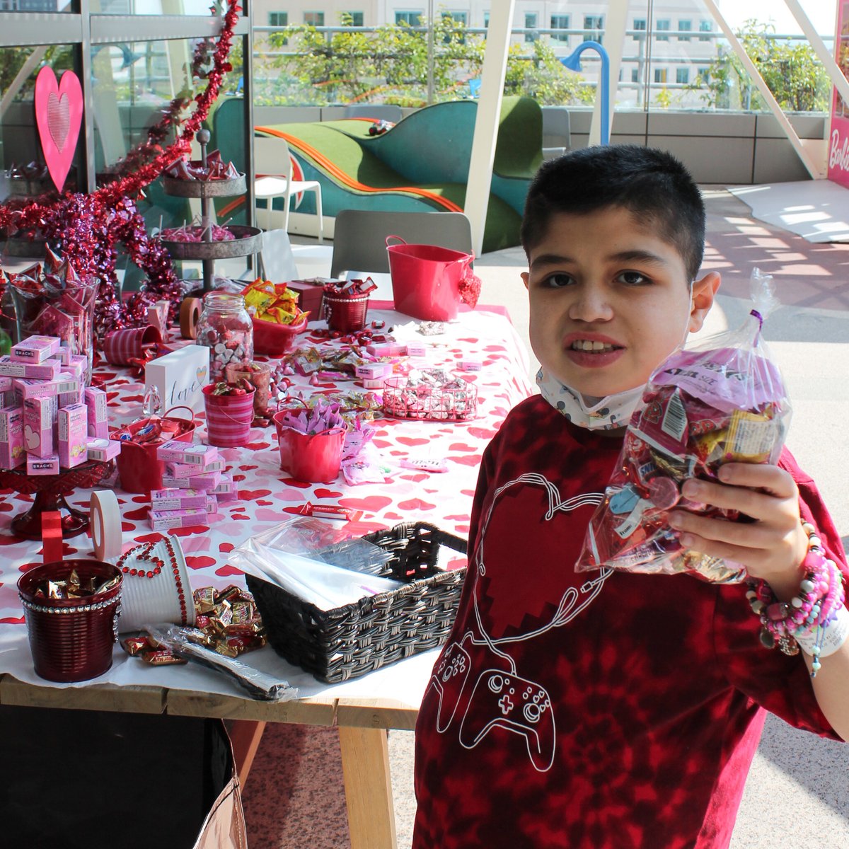 Creating heartwarming moments with individually packaged meals, a DIY candy station, and crafts. ❤️ Thank you Grace's Basket Foundation for stopping by again this year! #ValentinesDay