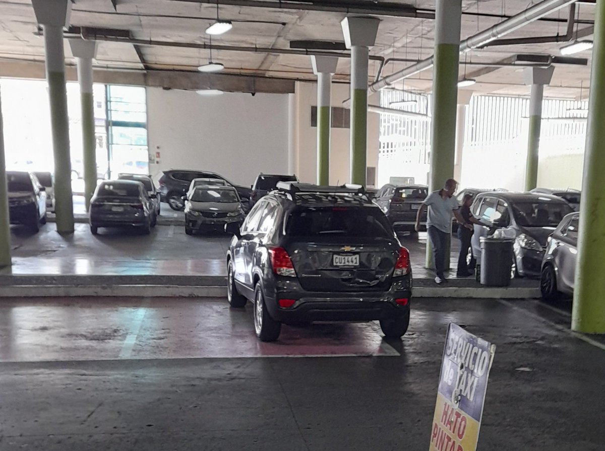 Exigen respeto para los estacionamientos de embarazadas, per hacen lo que les da la gana y no respetan a los demás. El respeto al derecho ajeno es la paz, y es en ambas vías. A menos que la licencia le salió en cofio... Hoy en la tarde, en El rey de 12 de Octubre