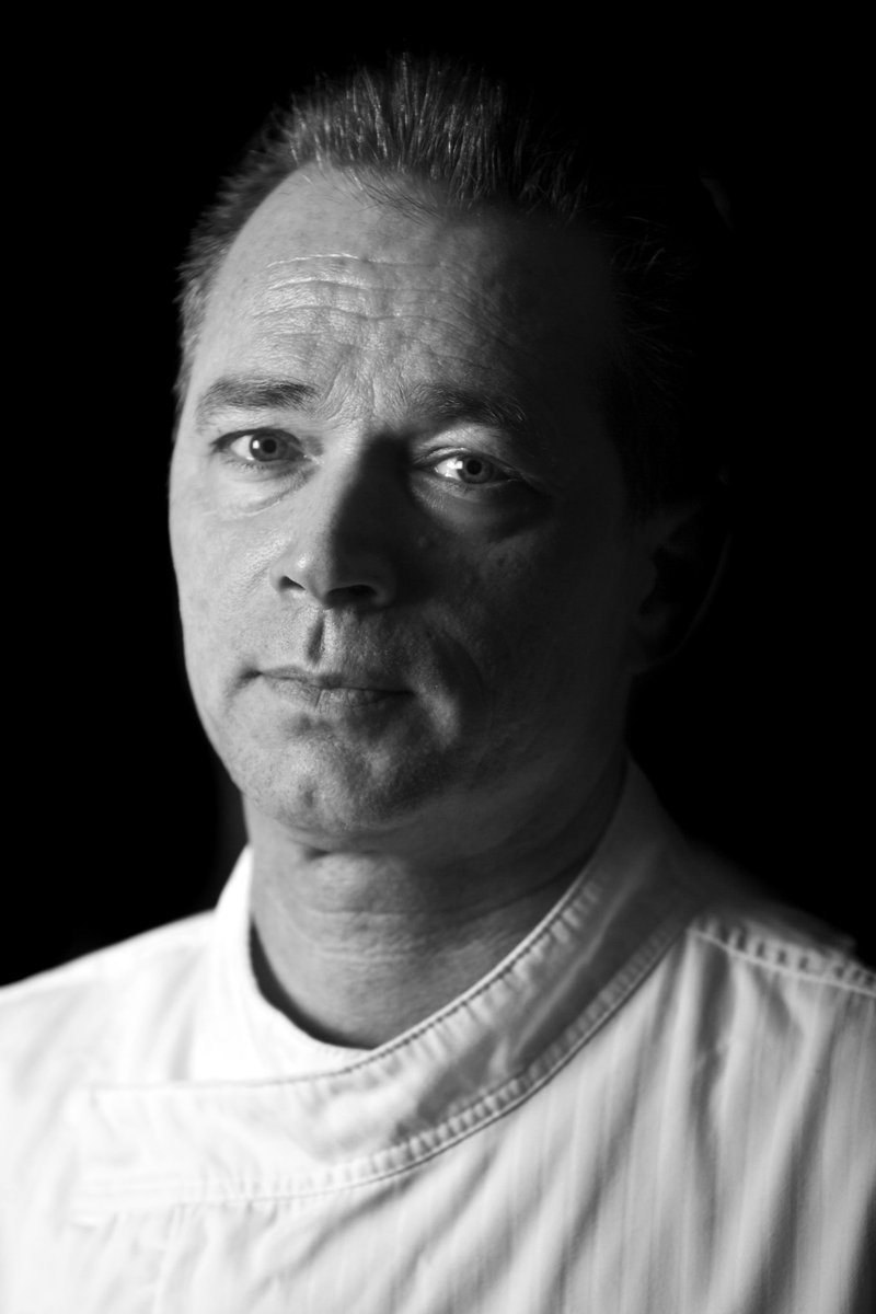 Serieus <a href="/vrtnws/">VRT NWS</a>...
Toevallig journaal laat aant zien. Gaat over de Michelin sterren. De controleur die "anoniem" moet blijven, vernoemd met naam en voornaam.
"Werner Loens"
30 seconden Google later: hier is em. Goe gedaan, kiekens...