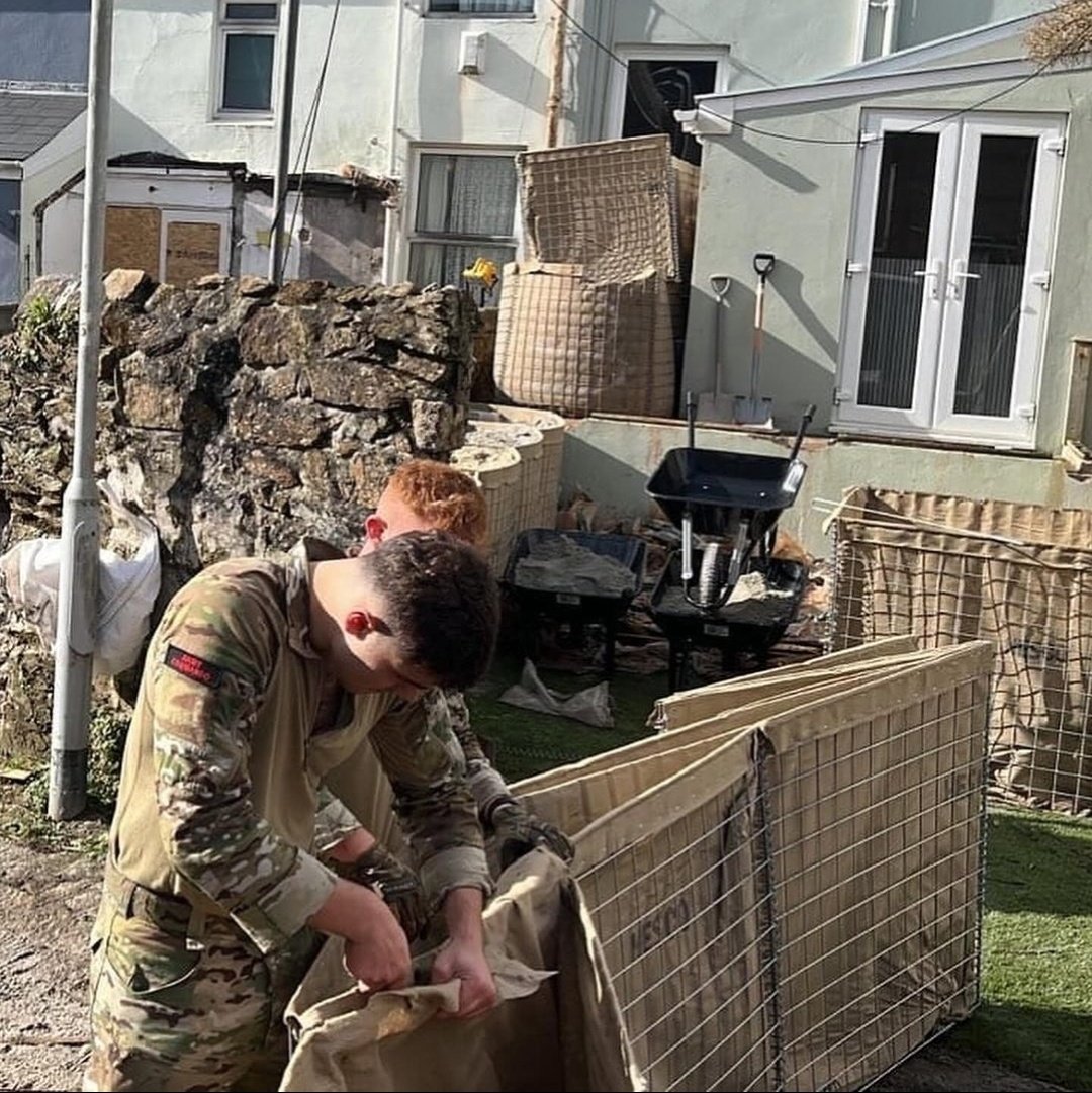 After the discovery of a World War 2 500lbs bomb in a garden in #Plymouth, Commando Sappers from 24 Cdo RE @Proud_Sappers with members of @47CdoRM and 30 Cdo's Police Troop were on hand to support its removal and safe disposal at sea, with @11_EOD_Regiment and @DC_Police.