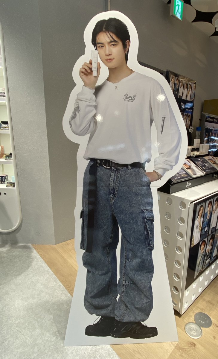 milktakumini's tweet photo. アットコスメOSAKAにも行ってきた!雄大くんの等身大パネル大きい‼︎
#アンドビーでキレINIなろう
#anabe
#INI @official__INI #佐野雄大 https://t.co/KvuuOsUyQQ