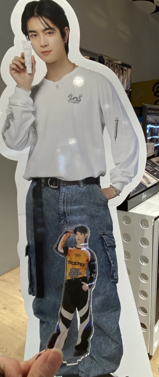 milktakumini's tweet photo. アットコスメOSAKAにも行ってきた!雄大くんの等身大パネル大きい‼︎
#アンドビーでキレINIなろう
#anabe
#INI @official__INI #佐野雄大 https://t.co/KvuuOsUyQQ