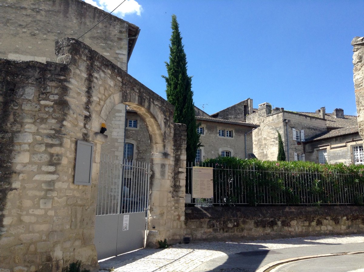 MichelleMoggio's tweet photo. The #historic center of Saint-Remy-de-Provence will wake you up to the never-ending #joys of #Provence #TheParisEffect #France #StRemydeProvence #travel https://t.co/fwitg6aG6F