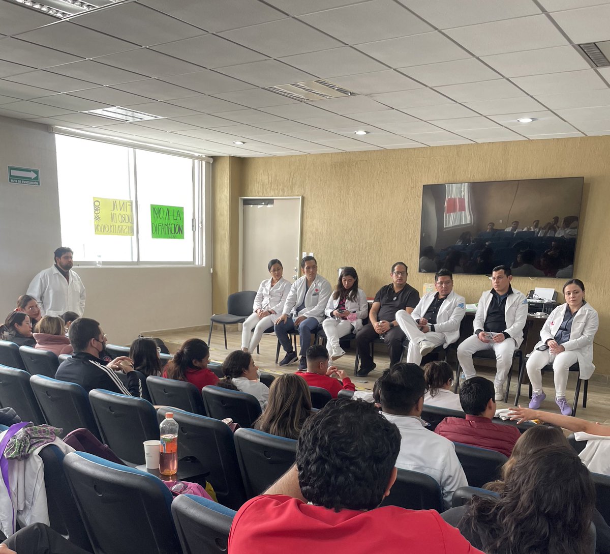 A las 12:00 hrs se levanta sesión extraordinaria con los jefes de residentes de cada especialidad y subespecialidad del hospital con temas relacionados al paro. 

En caso de no ser resueltos nuestras peticiones el día de mañana. Nos iremos a PARO TOTAL TODAS LAS ESPECIALIDADES.