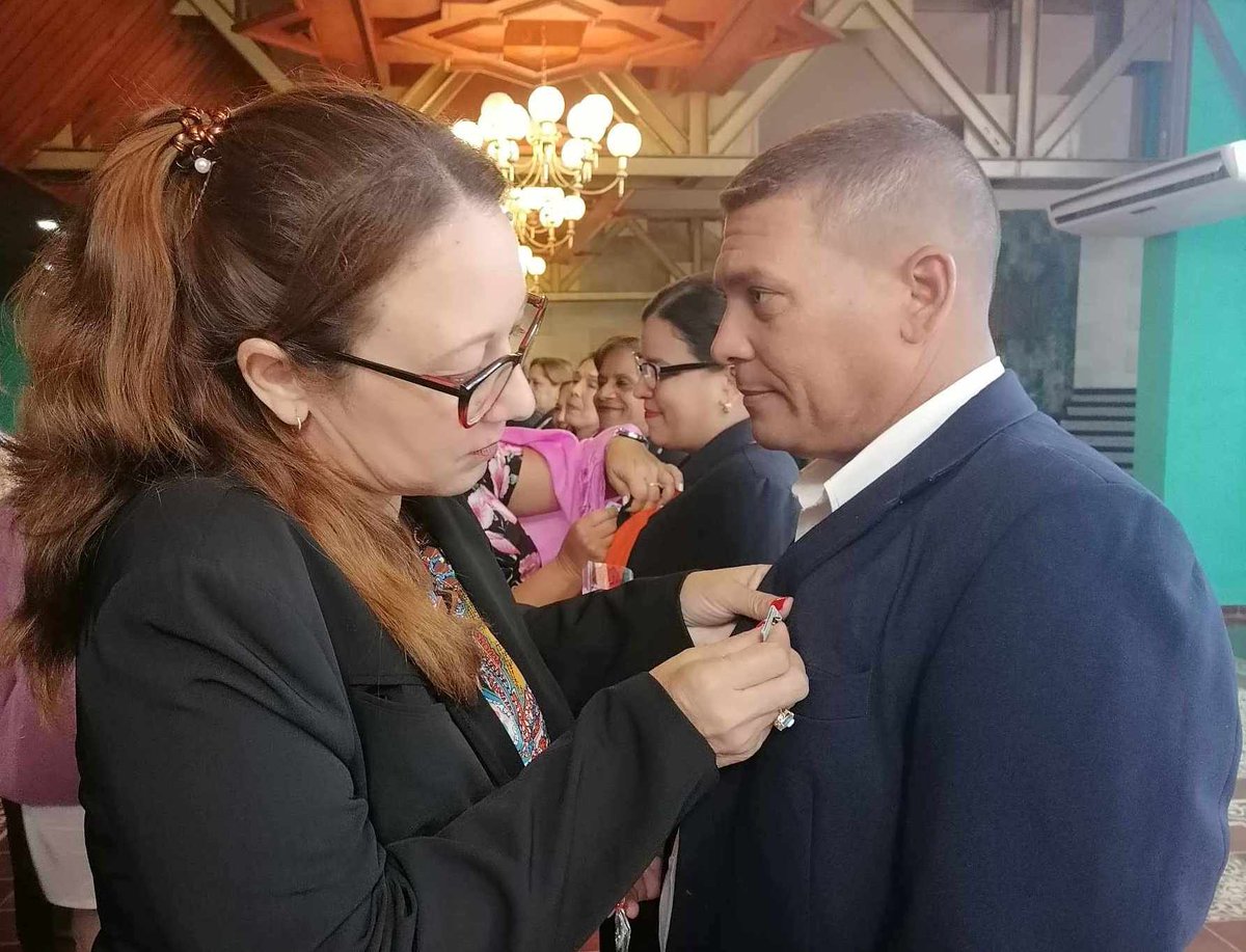 🎙️Entregan en #Camagüey Distinción Mario Muñoz Monroy a trabajadores de las comunicaciones.

cadenagramonte.cu/noticia/es/124… <a href="/GladysDailyn/">Comunicación #Camagüey 🇨🇺</a> <a href="/MayraArevich/">Mayra Arevich Marín 🇨🇺</a> <a href="/FHHernndez1/">Federico Hernández Hernández</a> <a href="/JorgeSutil2/">Jorge Sutil S</a> <a href="/YaimyrB/">Yaimyr Victoria Basulto</a> <a href="/diosmelgo/">Diosmel 🇨🇺</a>