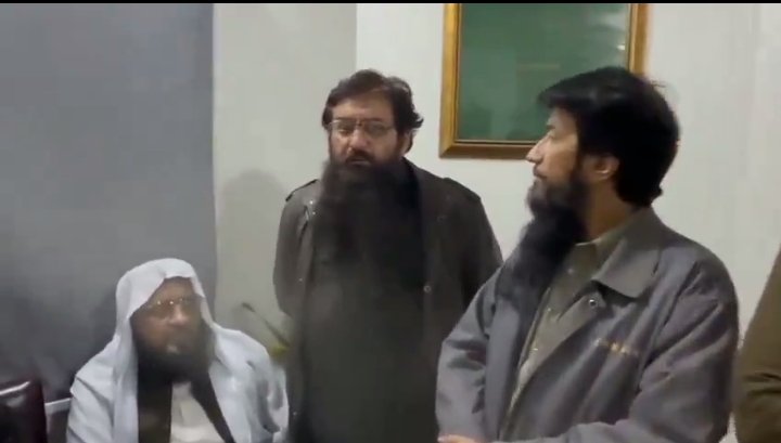 AfridiJUI313's tweet photo. ان تین حضرات کو اگر کوئی جانتا ہے تو رہنمائی فرمائیں ۔
یہ کون لوگ ہیں ؟
تعارف کیا ہے ؟

#Halwa https://t.co/jHIwrWL7lt
