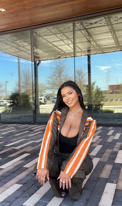 Waiting for you ❤️ https://t.co/gqMkgTsjTz<a href="/tag/smile"class="tags"><span>#smile</span></a><a href="/tag/fashion"class="tags"><span>#fashion</span></a><a href="/tag/yes"class="tags"><span>#yes</span></a>