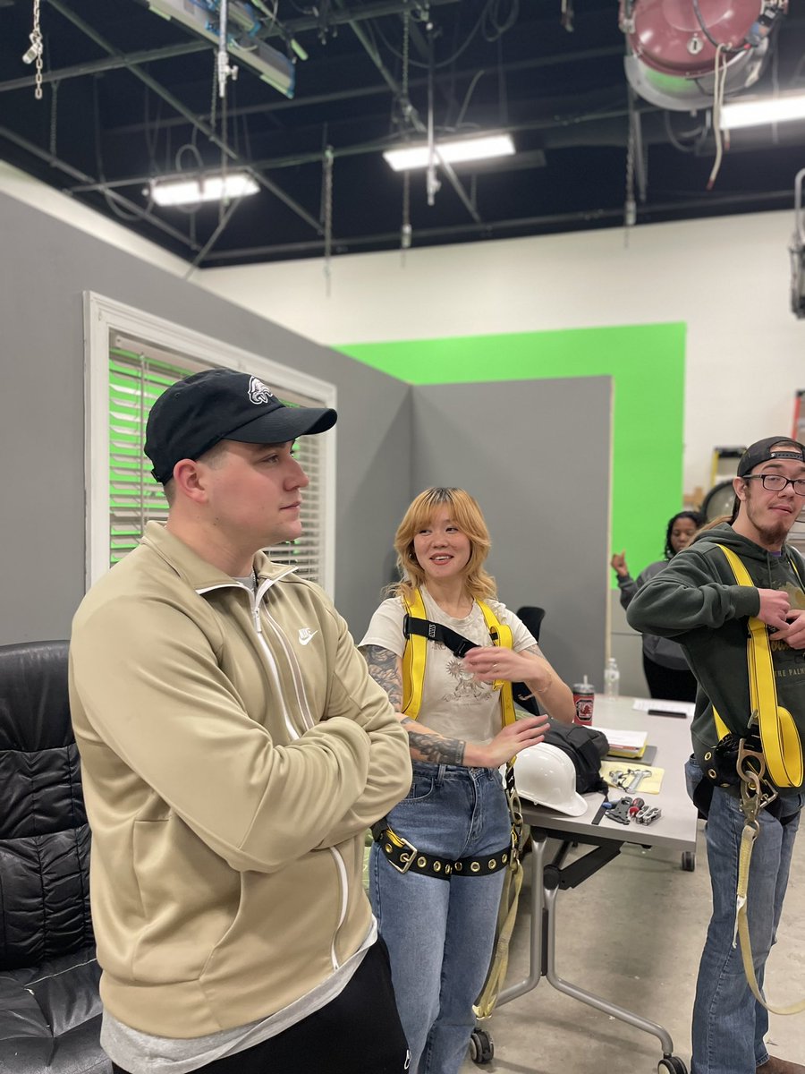 larrydennisii's tweet image. Hard Hat kinda day 

It’s Safety first as Tim and @theronhamiltonll give us a lesson in using the skyjack and ways to hang lights and keep everyone safe on set.
.
.
.
#sobfuttc #tridenttech #collegelife #setlife #filmcrew #skyjack #hardhat #hardhatlife👷#filmschool
