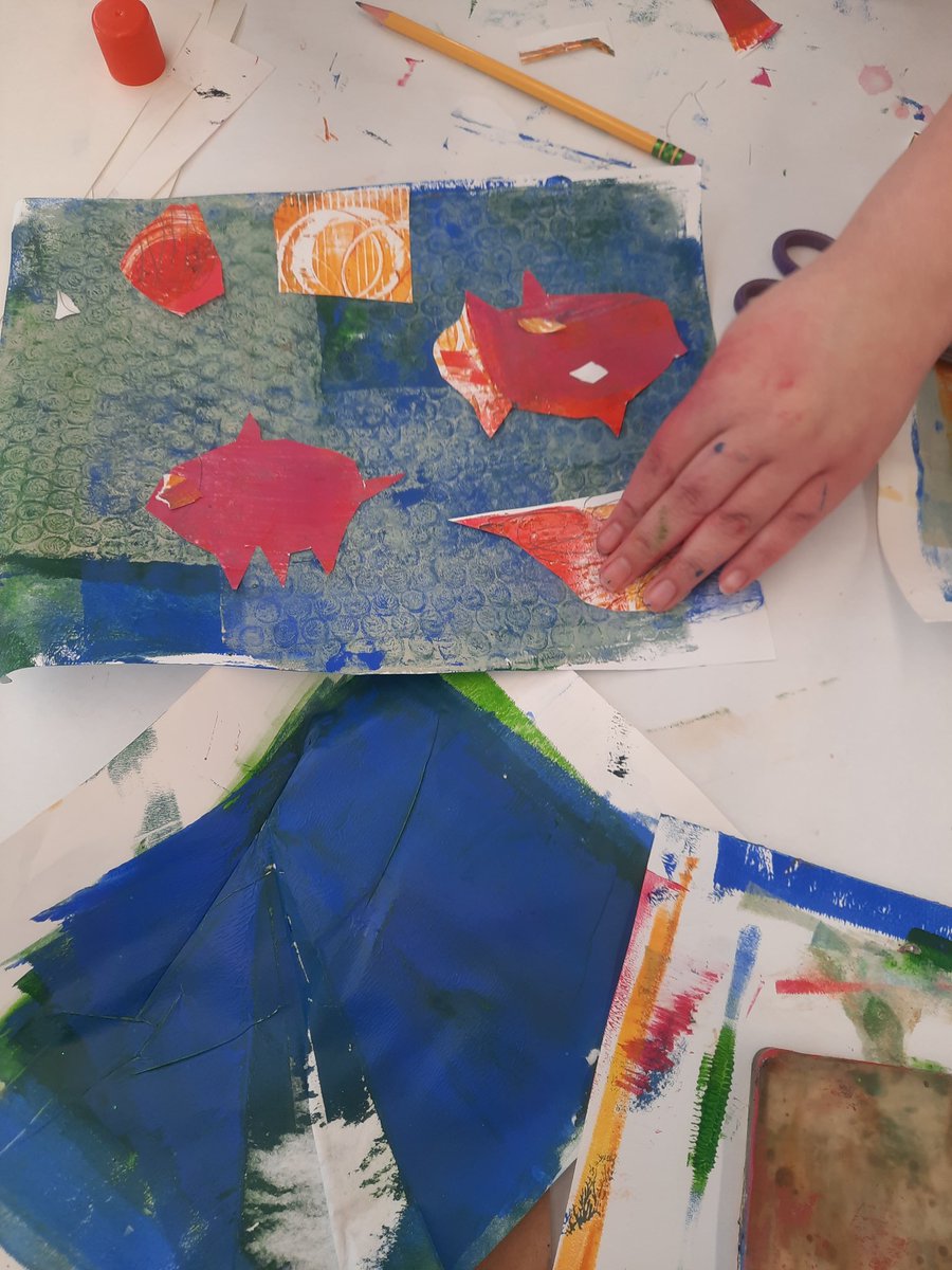 Great 1st day for The Art All Day event at LES I had the pleasure of teaching 3rd grade how to use Gelli plates to create an ocean collage. We used recycled items for lots of textures @GelliArts @gelliprinting #collage #ArtAllDay #recycling #printing #texture #retiredartteacher