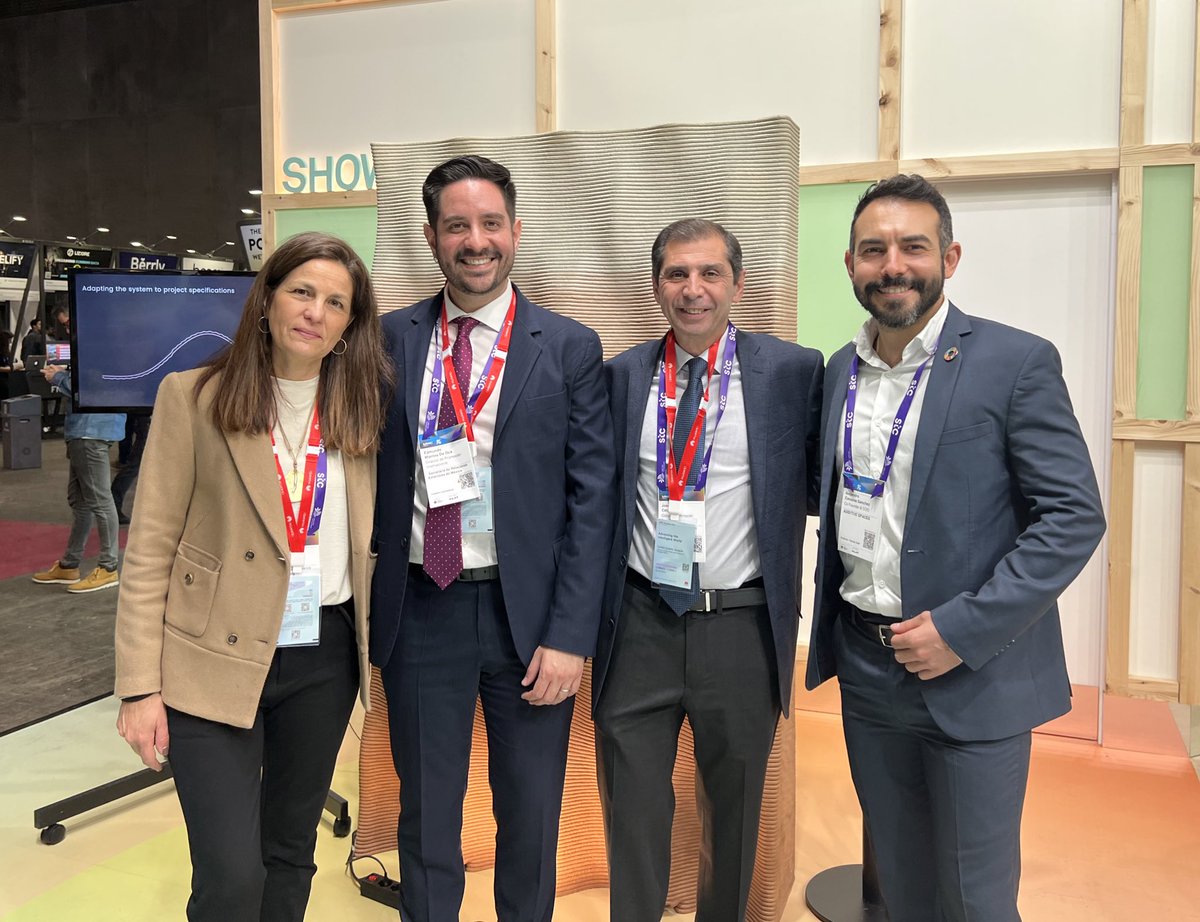 mundomontesdoca's tweet photo. En el marco #MWC23 visitamos los stands de startups mexicanas: @Alejandro_mx, fundador de @AdditiveSpaces, una tecnología de impresión 3D para el sector de la #construcción 🏗️ y a #EdgeFarming, una empresa que usa tecnología de #agritech para producir harina de grillos 🦗 https://t.co/9M9lM7hTrT