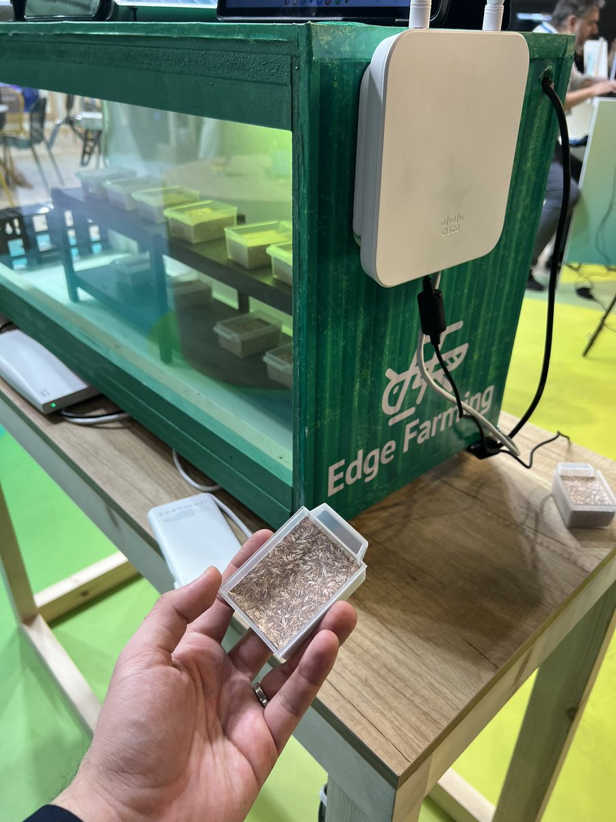 mundomontesdoca's tweet photo. En el marco #MWC23 visitamos los stands de startups mexicanas: @Alejandro_mx, fundador de @AdditiveSpaces, una tecnología de impresión 3D para el sector de la #construcción 🏗️ y a #EdgeFarming, una empresa que usa tecnología de #agritech para producir harina de grillos 🦗 https://t.co/9M9lM7hTrT