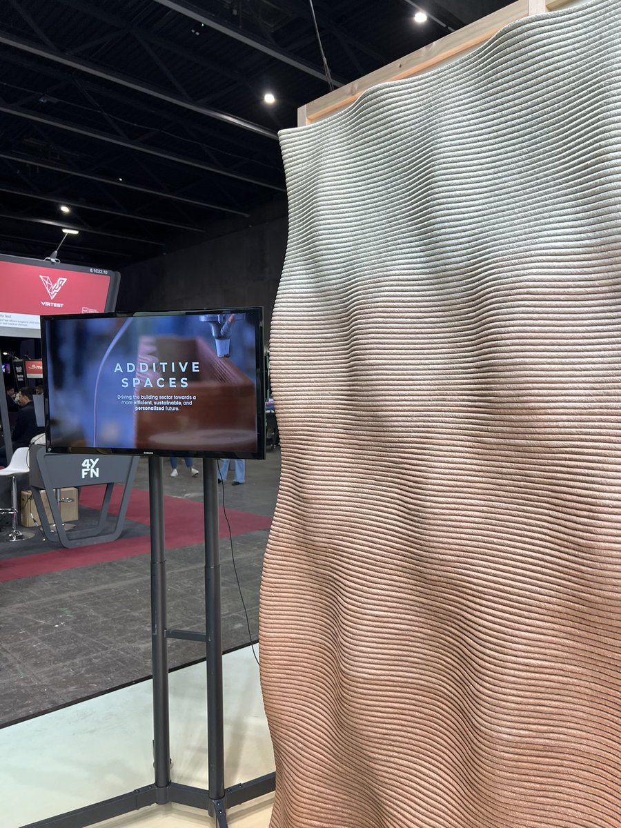 mundomontesdoca's tweet photo. En el marco #MWC23 visitamos los stands de startups mexicanas: @Alejandro_mx, fundador de @AdditiveSpaces, una tecnología de impresión 3D para el sector de la #construcción 🏗️ y a #EdgeFarming, una empresa que usa tecnología de #agritech para producir harina de grillos 🦗 https://t.co/9M9lM7hTrT