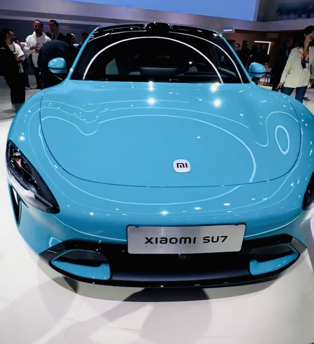 TekPulseTV's tweet photo. Qué tal? @xiaomi entra al terreno de los coches eléctricos con su nuevo concepto el #XiaomiSU7 con batería de 150 kWh, doble motor y tracción a las cuatro ruedas, velocidad punta de 265 km/h y aceleración de 0 a 100 km/h en 2,78 seg. Nuevo rival de #Tesla ? #MWCBarcelona2024 https://t.co/iSOA2RSzRW