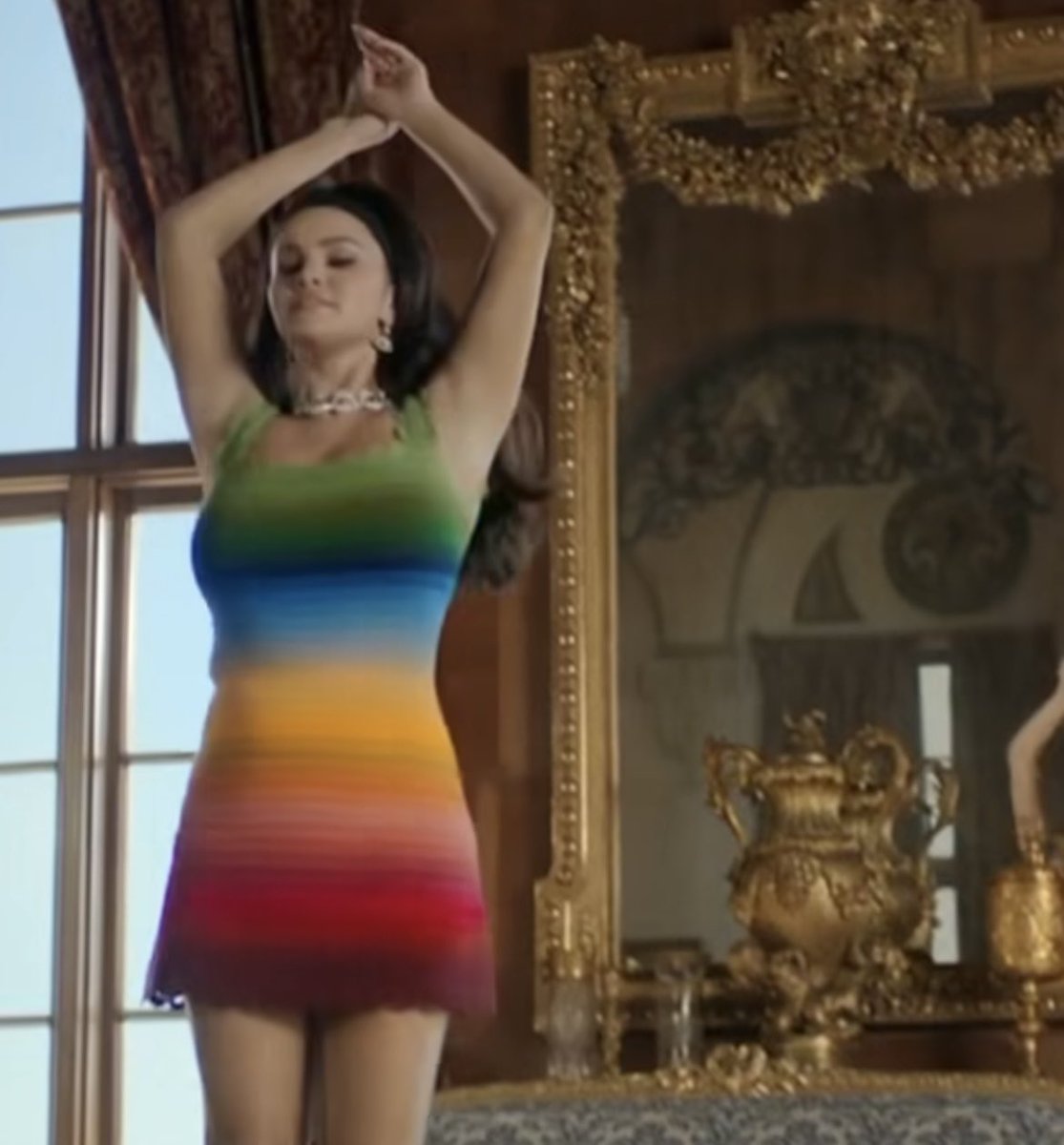 P0pCraev's tweet photo. Part time popstar Selena Gomez has allegedly come under fire online after fans started calling her out for liquifying her figure on the music video for her failing lead single “Love On”. https://t.co/IffdBV9fHQ