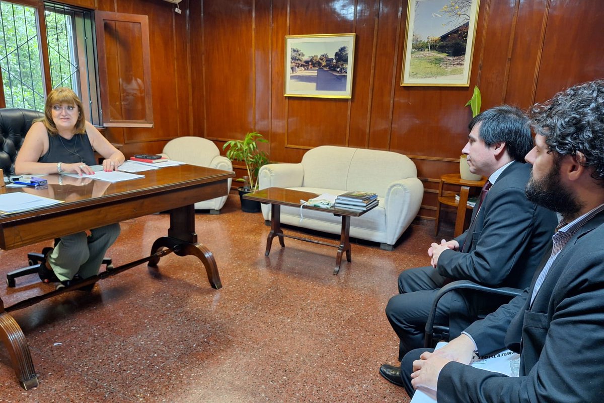 Mantuve una reunión con la Decana de la Facultad de Agronomía, Zootecnia y Veterinaria y parte de su equipo, el diálogo estuvo centrado sobre el abordaje del derecho animal, debido a la  presentación que hice de un proyecto de ley sobre la construcción de un hospital veterinario