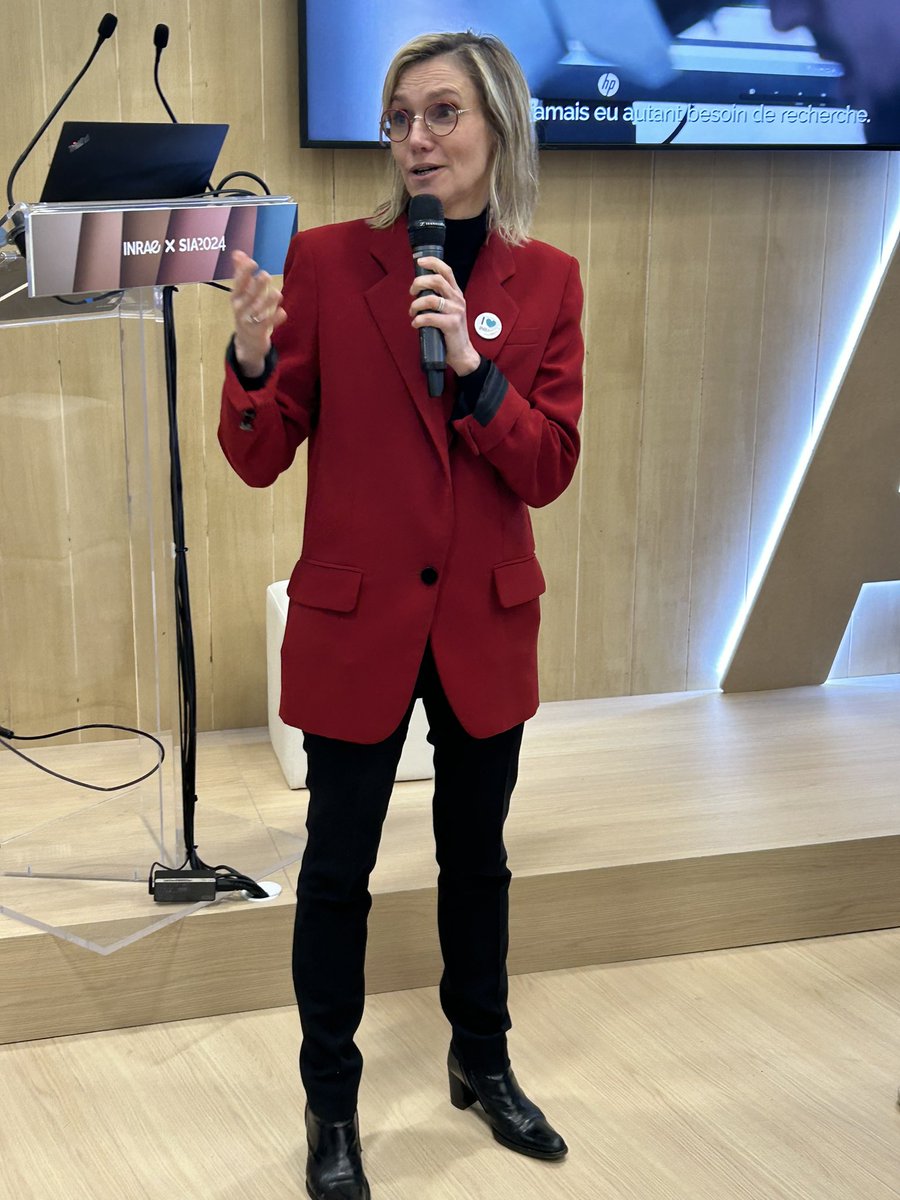 AEGRW's tweet photo. « La science sera ma boussole » explique Agnès Pannier-Runacher sur le stand de l’Inrae. Un discours auquel le monde agricole adhère totalement.
Reste a mettre cela en pratique 

@INRAE_France 
@AgnesRunacher https://t.co/MoGxv671Wp