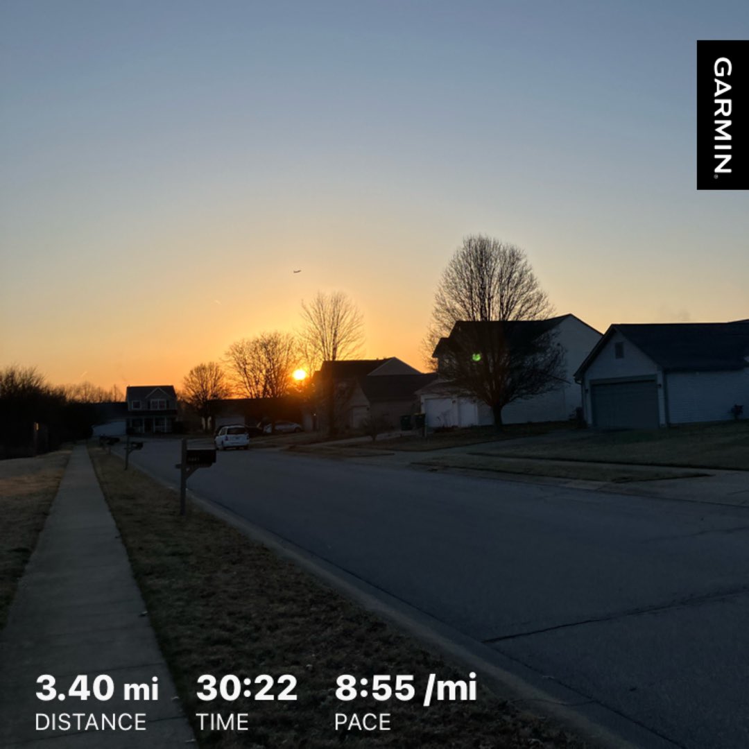 jaredjogs's tweet image. Hit the 🏋️‍♂️ early this morning and then got to watch the ☀️rise for an easy 30 minute 🏃‍♂️. Definitely confused the body as it’s usually switched but breaking routine is 👌!  Also working on hitting my protein goals with as much whole food as I can. Happy Monday #runchat