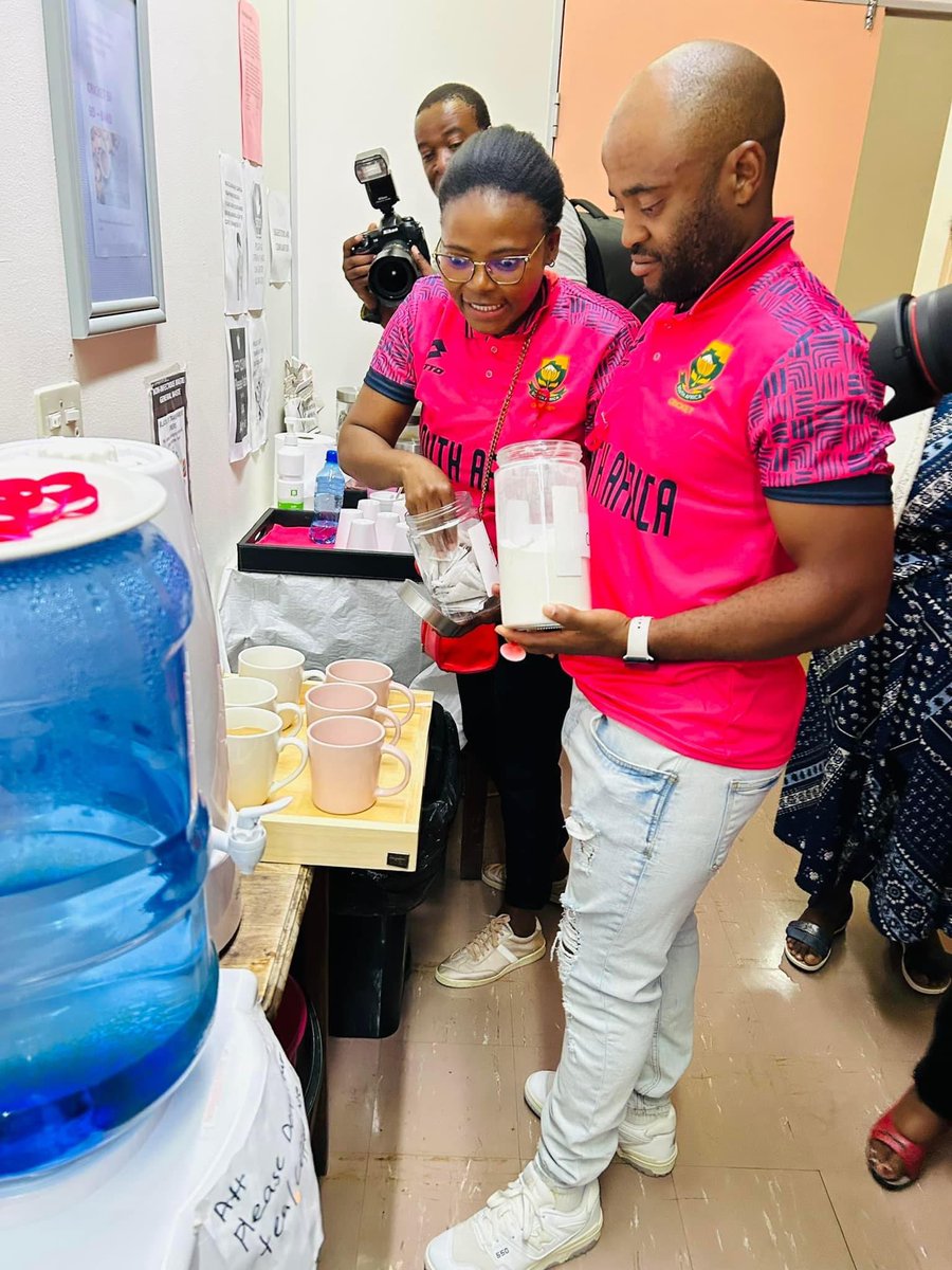 CharlotteMaxJAH's tweet photo. Proteas Men’s Captain, Temba Bavuma together with Cricket SA Team visited Charlotte Maxeke Johannesburg Academic Hospital today, shedding light on the institution's efforts in the battle against breast cancer.
#cricketsouthafrica
#GPHealth
#CMJAH https://t.co/HHKOKpGTcA