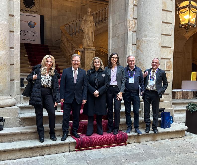 CambraBCN's tweet photo. 🇬🇷 La #CambraBCN es reuneix amb representants de la Cambra d'Atenes i @GreeceinSpain per apropar Catalunya i el mercat grec.

Tractem vies de col·laboració per establir nous lligams empresarials (missions comercials, B2Bs, fires, entre altres).

#Internacional https://t.co/9G7bTNv60C