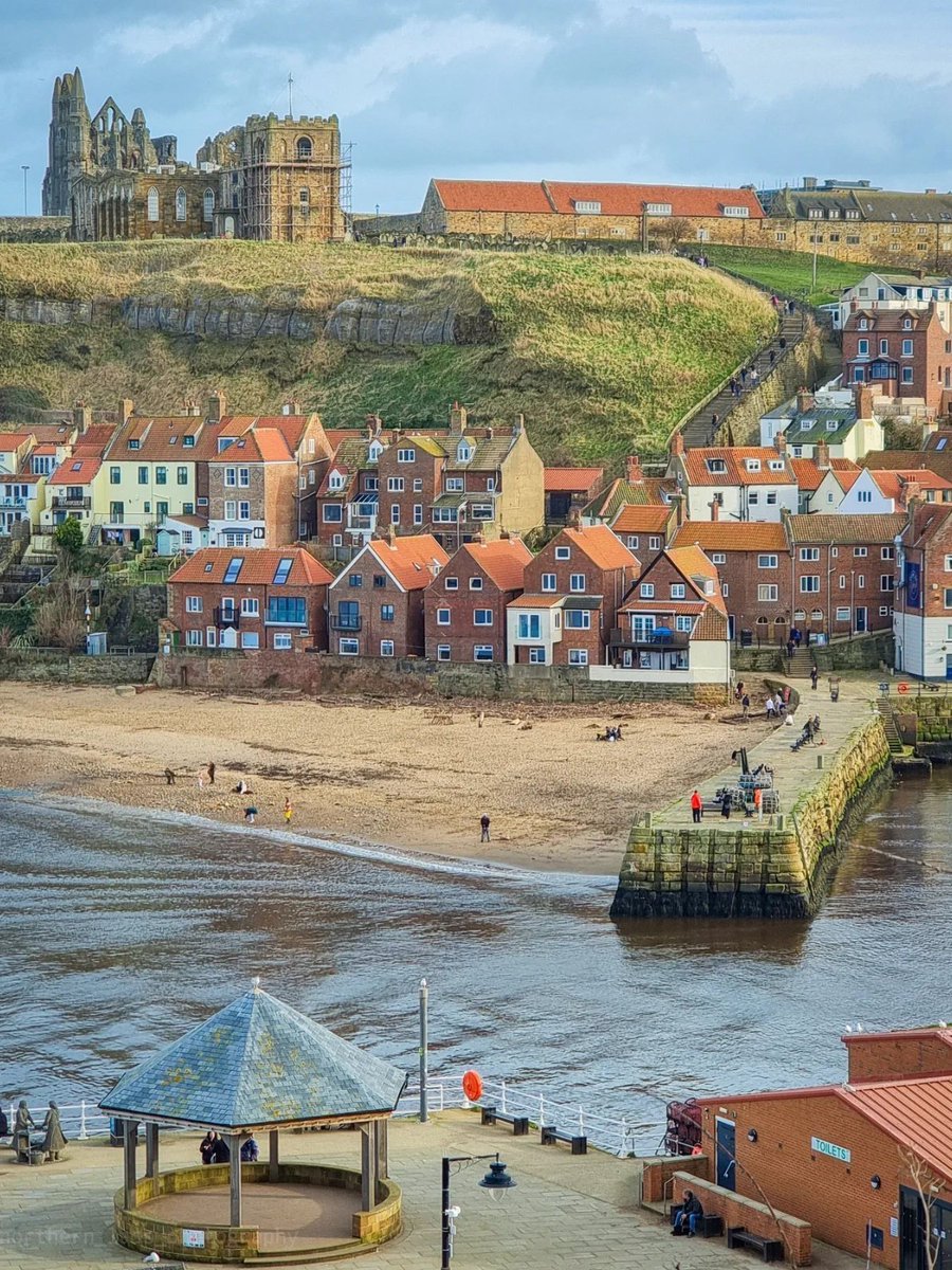 Get lost in Whitby's coastal magic - where history and charm mix with the sea breeze! 🏰🌊 📸: @northern_lass_photography/IG