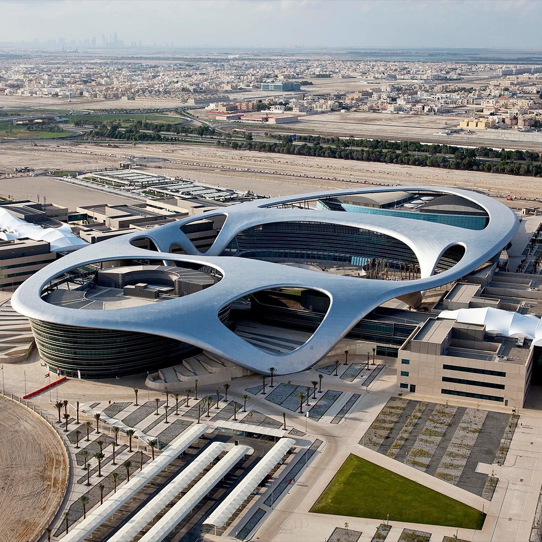 parametricarch's tweet photo. Zayed University, designed by BRT Architekten and Hadi Teherani to blend contemporary and traditional architectural and engineering elements, reflecting the UAE’s national identity and heritage.

📸Jörg Hempel, Aachen

#parametricarchitecture #haditeherani #uae #zayeduniversity #brtarchitekten