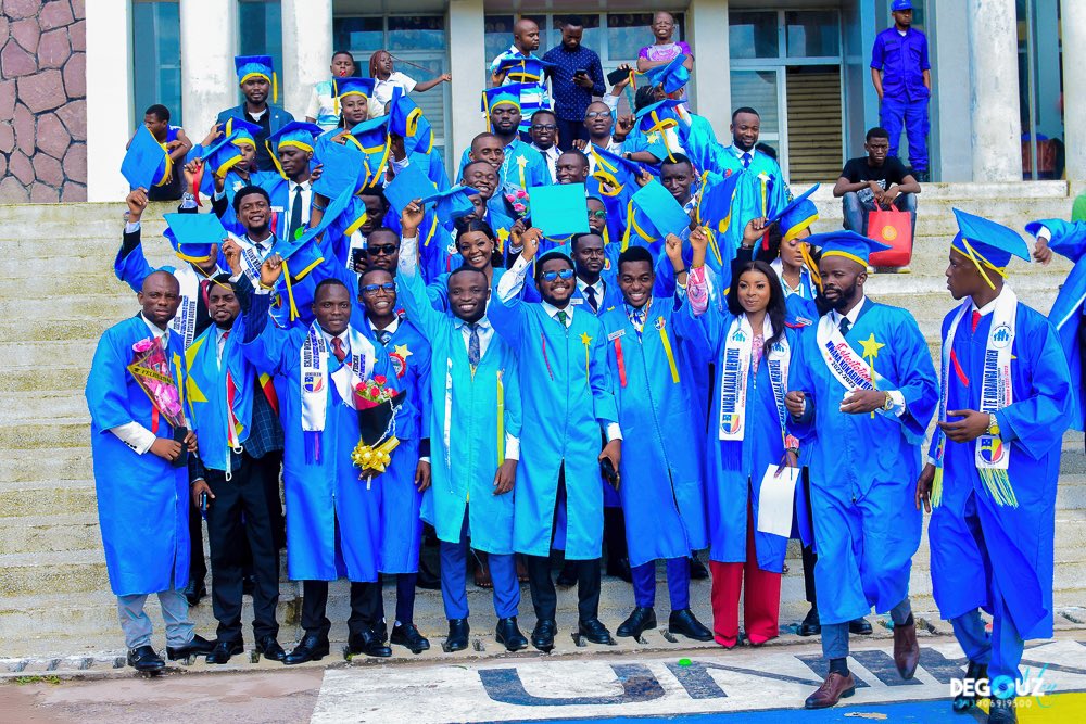 bilare_john's tweet image. Nos gratitudes au plénipotentiaire pour son amour,  bac+5 ✅! 
Nous avons fait notre part, que Dieu nous guide pour le reste !!