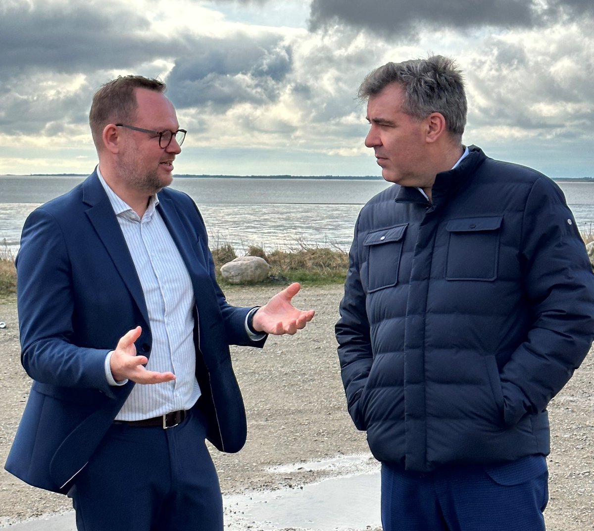 DkFjernvarme's tweet photo. Brintinfrastruktur, øget udnyttelse af overskudsvarme, Power-to-X, etc. 

Der var nok at snakke om i dag, hvor @L_Aagaard var i Esbjerg for bl.a. at mødes med @Jesperfr.

Tak for en god snak. 🙌
#dkenergi https://t.co/6aqgtUk8xw