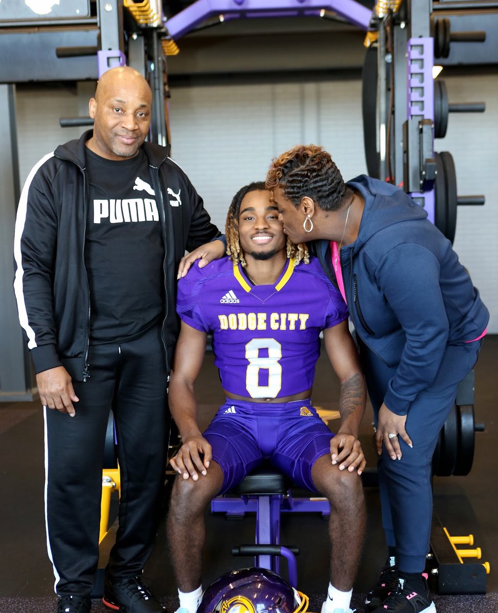 mosley_jamari's tweet photo. Appreciate the hospitality 💛💜 @GoConqsFB @coachterrykarg https://t.co/M1aQkTbRju