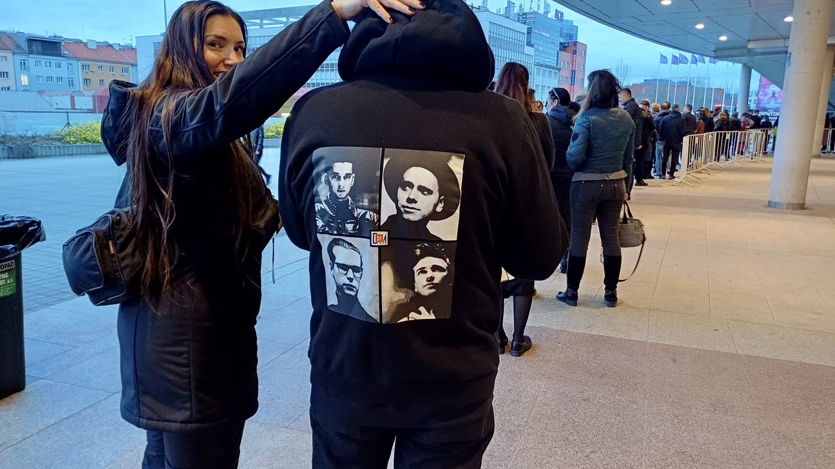 marijkedentz's tweet image. Depeche Mode?

Ik wist niet eens dat die nog bestonden!🫣 

Zat ons hotel voor een derde vol met fana hardcore fans!!

#Praag #O2Arena #DepecheMode