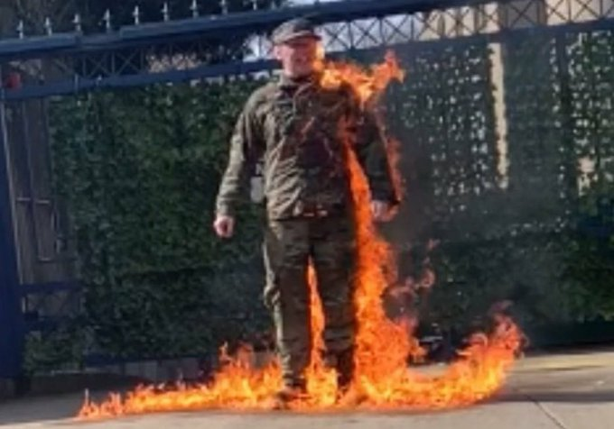 Ayer, Aaron Bushnell, soldado del ejército de EEUU se prendió fuego frente a la embajada de Israel en Washington denunciando el genocidio en Gaza. Hoy falleció, sus últimas palabras fueron "free Palestine".

Lo comparto porque no lo vas a ver en casi ningún medio argentino.