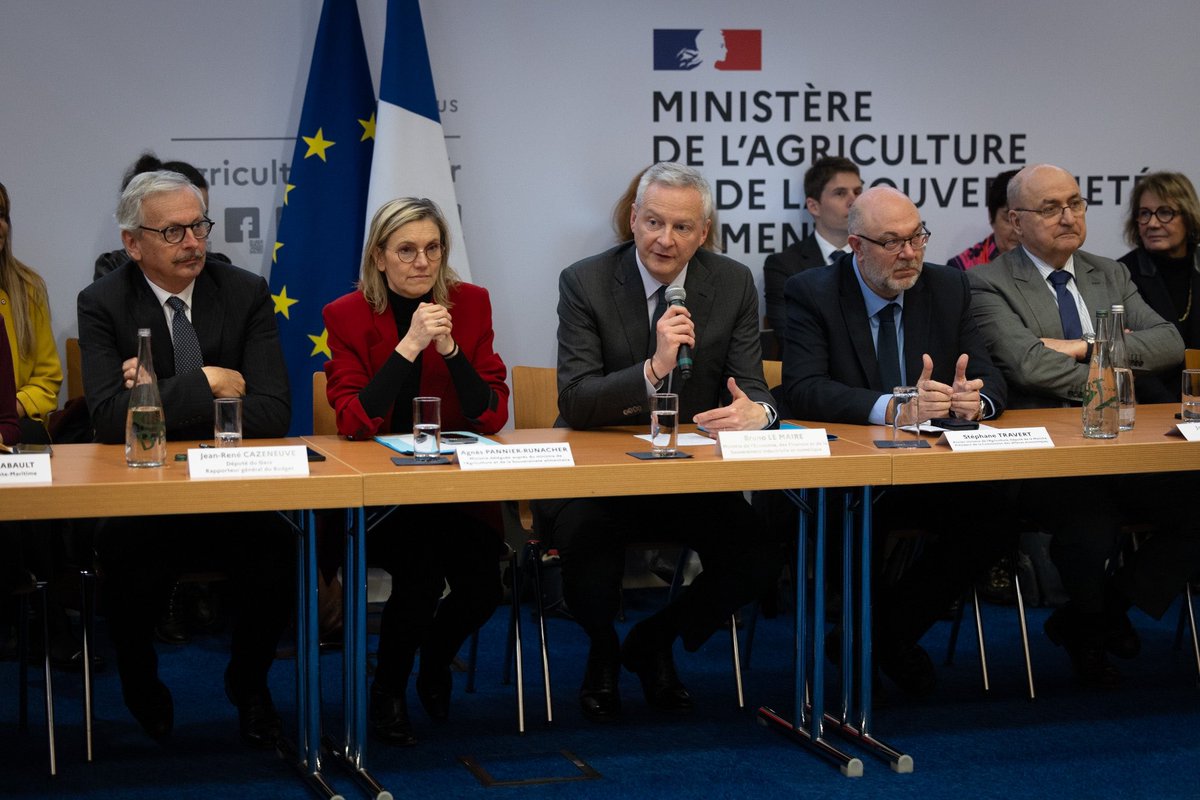 BrunoLeMaire's tweet photo. L’agriculture française, ce n’est pas « Martine à la ferme ».

L’agriculture française, c’est de la production, c’est une force économique, c’est une façon de rayonner à travers le monde.

L’agriculture française, c’est de la puissance.

Nous avons un cap clair : réagricoliser la France, comme nous avons commencé à réindustrialiser notre pays, pour renforcer notre souveraineté.

Pour atteindre cet objectif, j’ai présenté  un plan d’action économique pour l’agriculture lors de ma rencontre avec les syndicats agricoles et les représentants des filières agricoles. #SIA2024