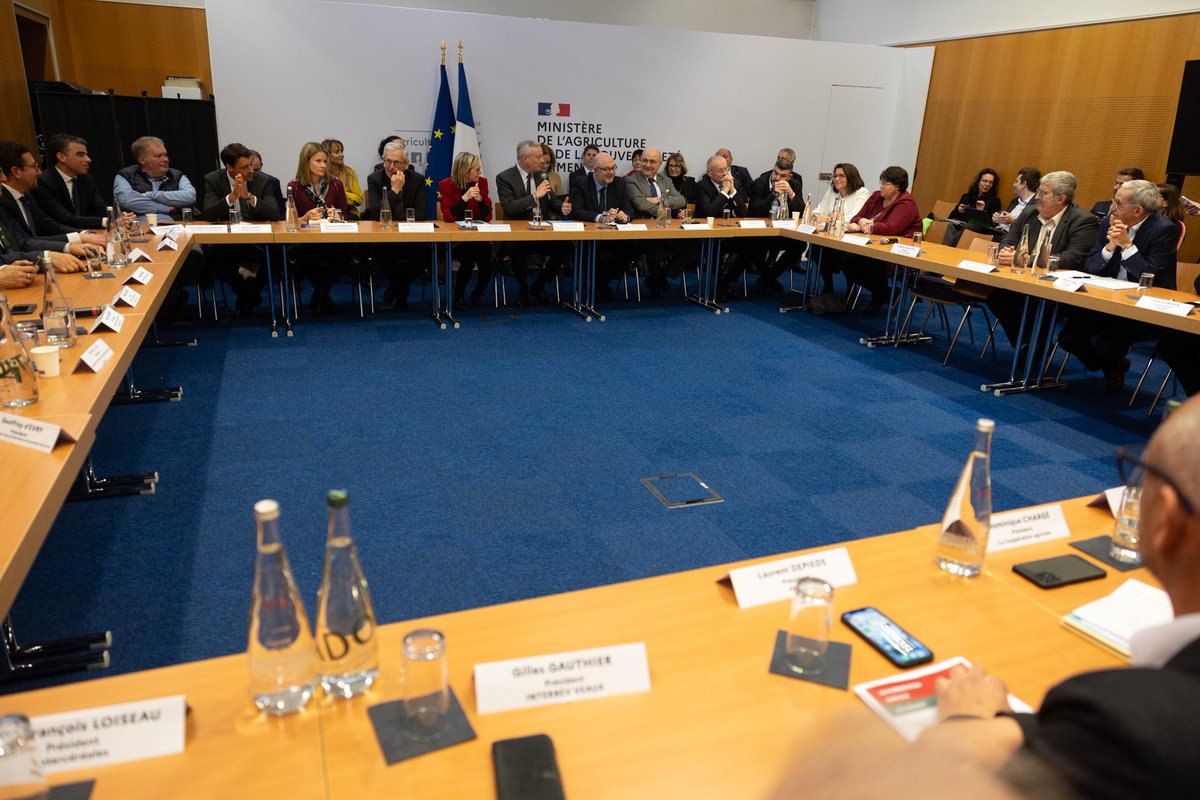 BrunoLeMaire's tweet photo. L’agriculture française, ce n’est pas « Martine à la ferme ».

L’agriculture française, c’est de la production, c’est une force économique, c’est une façon de rayonner à travers le monde.

L’agriculture française, c’est de la puissance.

Nous avons un cap clair : réagricoliser la France, comme nous avons commencé à réindustrialiser notre pays, pour renforcer notre souveraineté.

Pour atteindre cet objectif, j’ai présenté  un plan d’action économique pour l’agriculture lors de ma rencontre avec les syndicats agricoles et les représentants des filières agricoles. #SIA2024