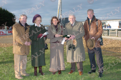 🏆 @thurlesraces 26-February-2005 #OnThisDay #fromthearchives #HealyRacing #HorseRacing #19yearsold Presentation by Pierce & Riona Molony of Thurles Racecourse to Paddy Mullins to mark his retirement from training with Maureen and Willie Mullins. (c)healyracing.ie