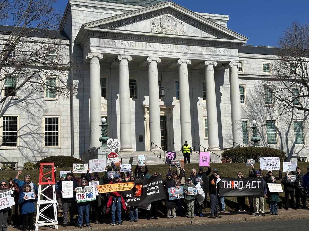 Over 50 CT citizens joined the #InsureOurFuture Global Week of Action today! Frontline activists Roishetta Ozane and James Hiatt, of Louisiana, came all the way here to call out @TheHartford involvement in underwriting LNG Plants that have been devastating their community. 🌎🔥