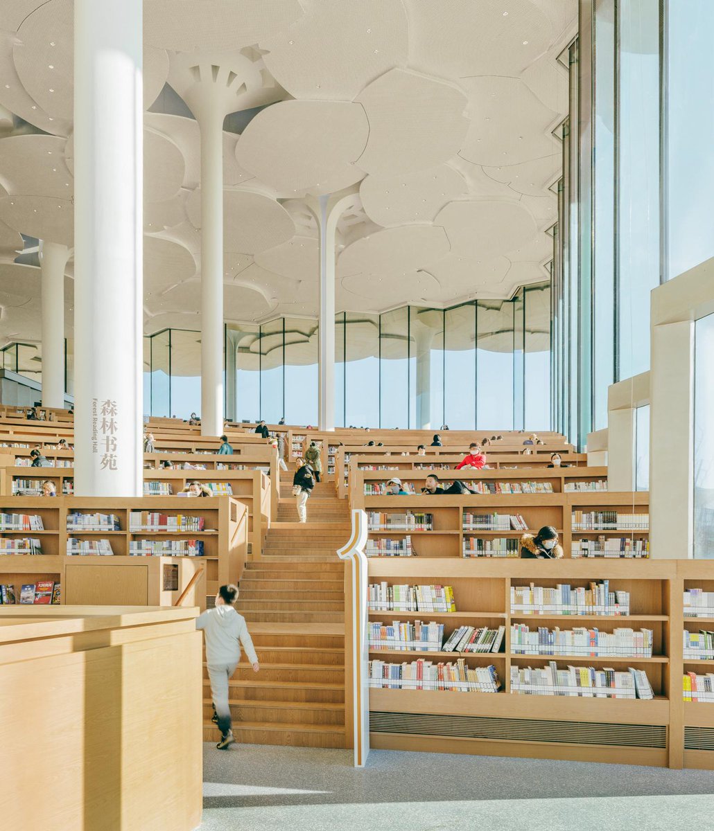 arquitect_viva's tweet photo. Inaugurada la nueva Biblioteca de la ciudad de Pekín.
Snøhetta
https://t.co/c4QQBwRWwS
Con una altura de 22 metros, el edificio jerarquiza los espacios mediante una topografía artificial, que oculta el resto del programa funcional. La sala principal está definida por un ‘bosque’ de esbeltas columnas de color blanco, que sostiene una cubierta con paneles planos superpuestos, cuyas formas están inspiradas en las hojas en abanico del ginkgo...