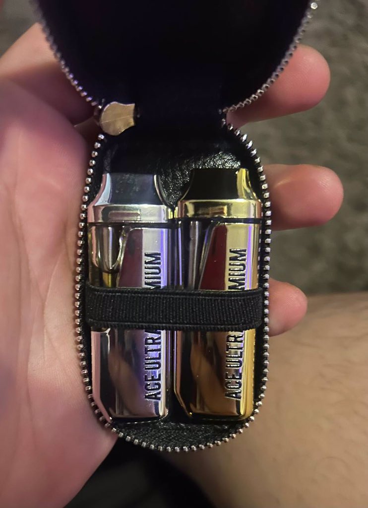 ZeddimaA's tweet photo. Why carry 1 when you can have both?💎 https://t.co/VYFbOQQz8U