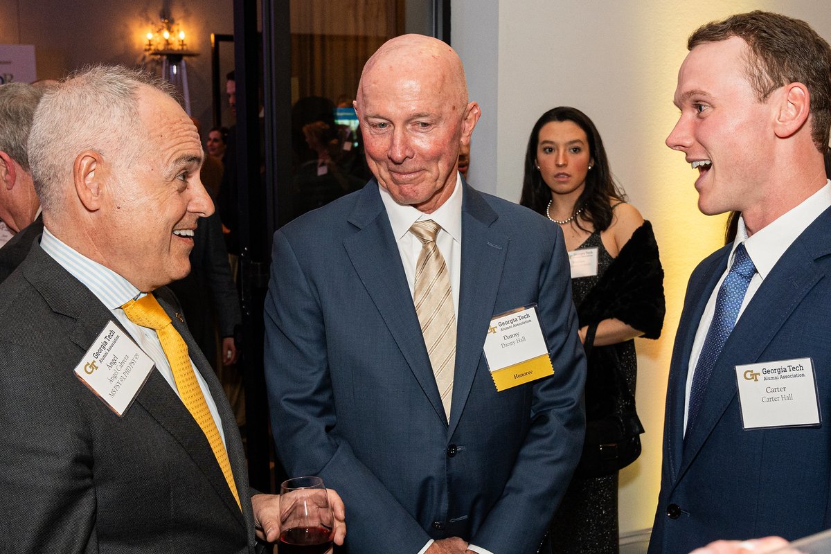 Congratulations again to Coach Hall, who recently pronounced officially an honorary @GeorgiaTech alumnus by @gtalumni at the White and Gold Honors Gala! 📸 buzz.gt/HallAlumnus