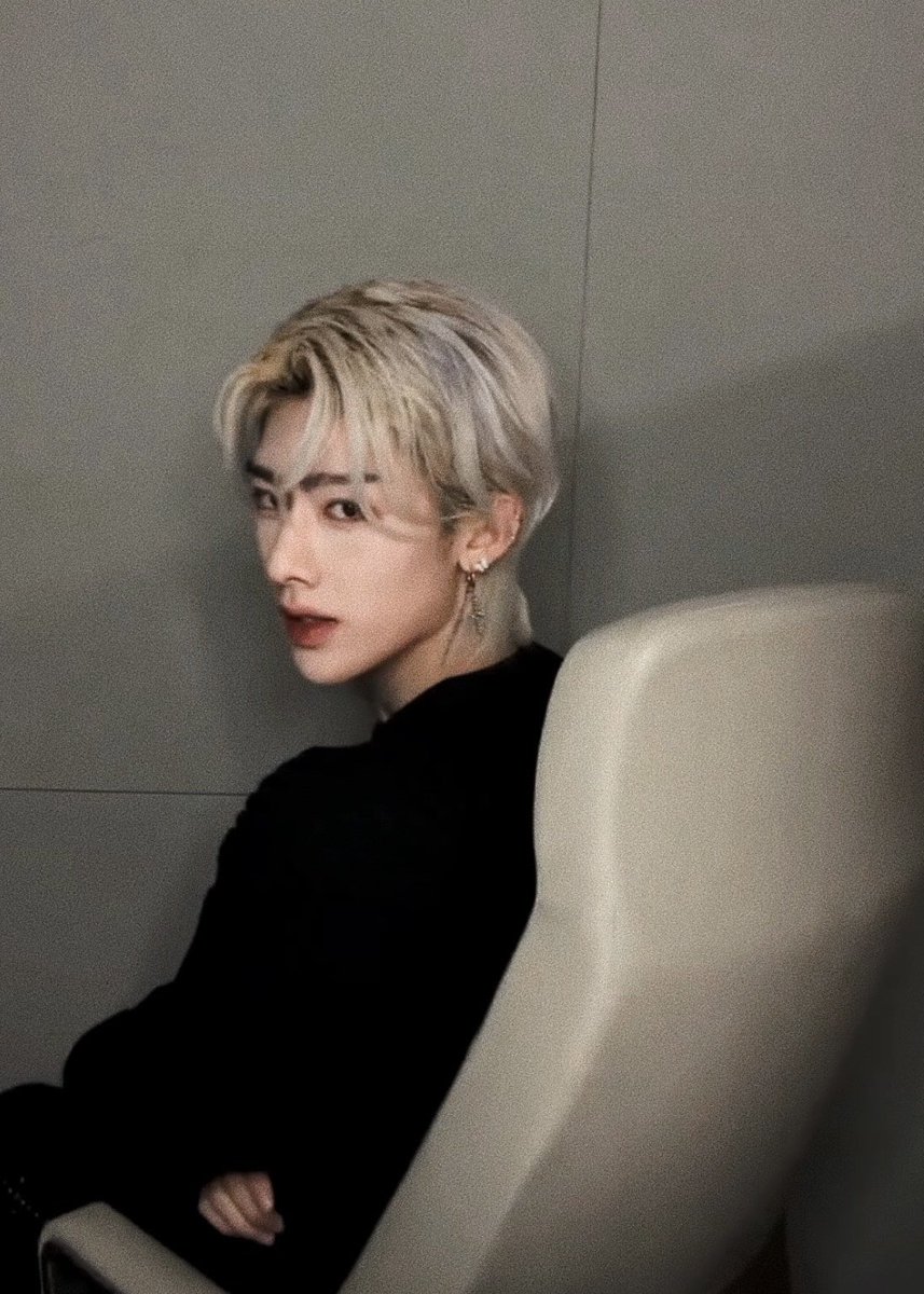 얼굴에 충격 받았던 순간
각잡고 찍은 것도 아니고 걍 라방 중 캡쳐한 얼굴이 이럼