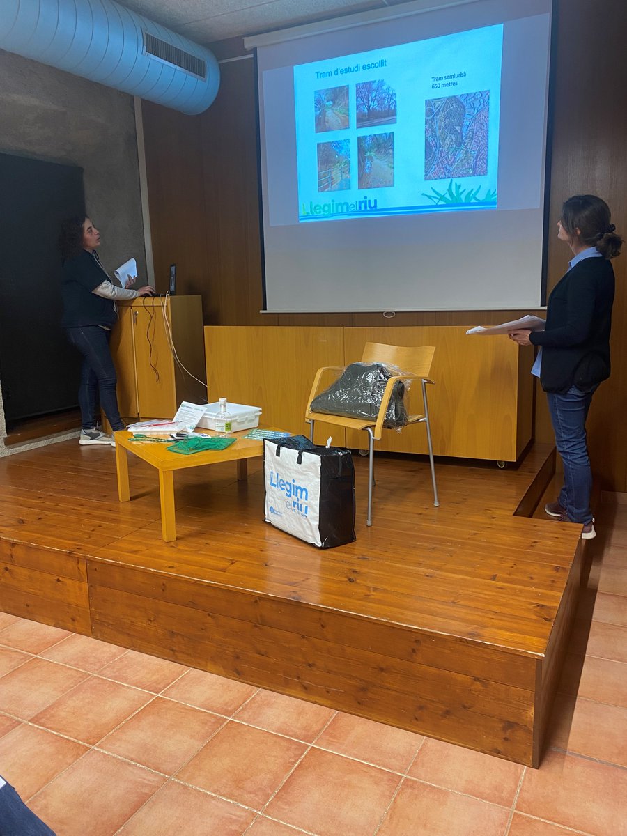 Una bona colla de persones reben la primera formació per fer sortides a la natura, dins el projecte #llegimelriu 
#ciènciaciutadana #bibliomalgrat #BibliosMaresme #BibliotequesXBM #ajmalgrat