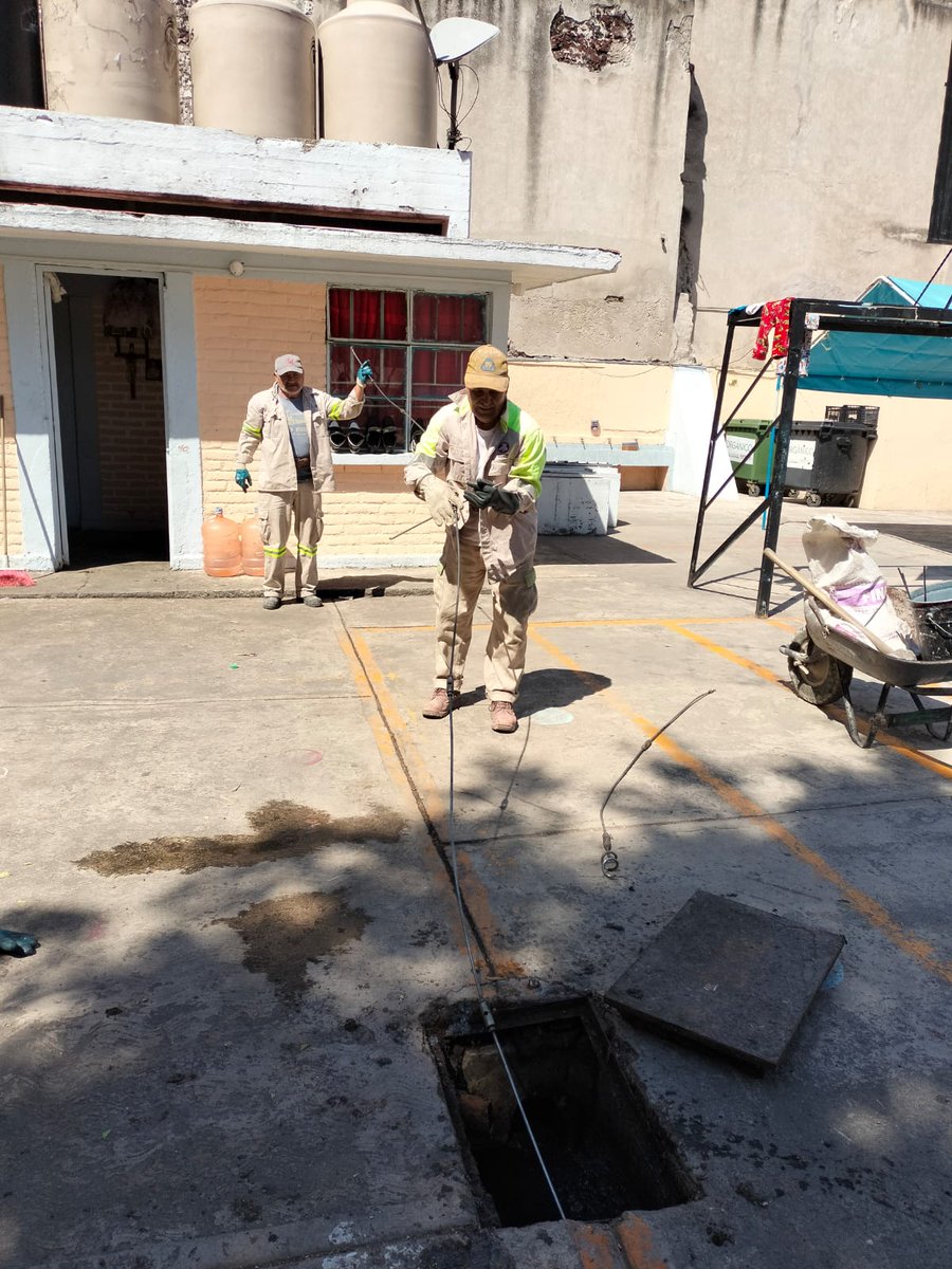 Por instrucción de nuestra Alcaldesa <a href="/SandraCuevas_/">Sandra Cuevas</a>
la Dirección Territorial Centro Histórico, realizó desazolve al interior de la Escuela Primaria "Gabino Barreda". Estamos construyendo una nueva capital, mejorando tu colonia y tu seguridad. 
<a href="/AlcCuauhtemocMx/">Alcaldía Cuauhtémoc</a>