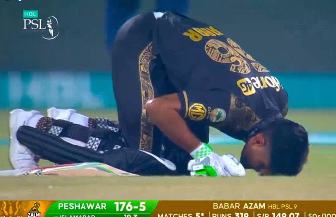 Unreal craze of Babar Azam today in Qadaffi stadium. I haven’t seen this type of craze for other player.
He is a GOAT🐐
#BabarAzam #BabarAzam𓃵 #BA56