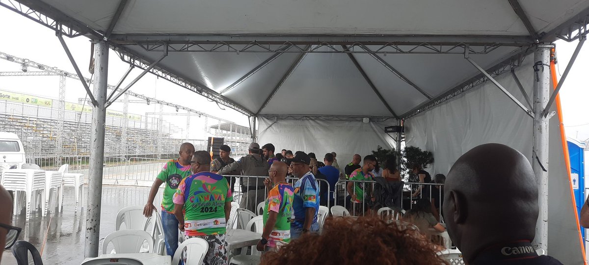 Chuva volta a marcar presença no Porto Seco. Por conta disso, pessoal busca abrigo na tenda onde será feita a leitura das notas.