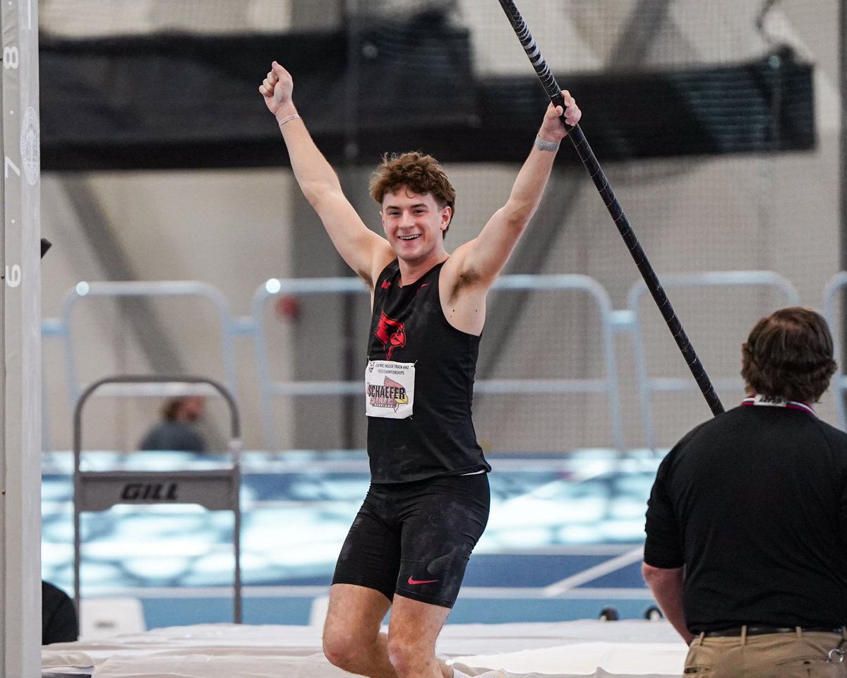 Men’s Multi 🚨PR Alert🚨

Freshman Ryan Schaefer clears 3.40m (11-1.75) with his new personal-best!