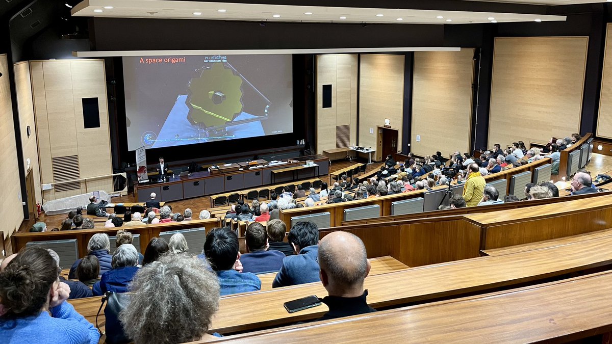 @KICC_official’s very own Professor Roberto Maiolino FRS delivering his Cambridge Philosophical Society @CamPhilSoc lecture on the first stars and black holes seen by @ESA_Webb 🌟🛰️✨