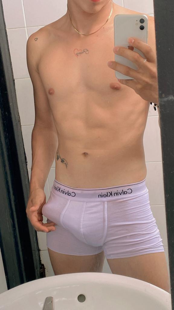 El_lobo2306's tweet photo. Quien me quita los Calvin Klein? 😈 https://t.co/AllGkitppG