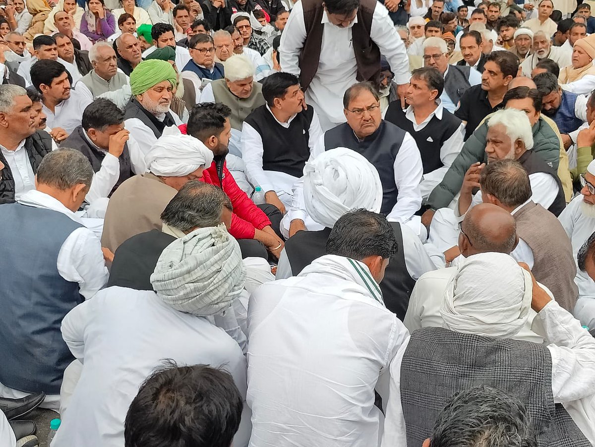Rahul_kandol's tweet photo. 20 घंटे बाद भी उन आरोपियों की गिरफ्तारी ना होना, सरकार की नीयत पर सवाल खड़े करता है। ये वही सरकार है जिसने घटिया राजनीति के चलते नफे सिंह जी को सुरक्षा नहीं दी थी। इस मामले की निष्पक्ष जांच की उम्मीद इस सरकार से नहीं की जा सकती, इसीलिए जांच तुरंत CBI को सौंपी जाए https://t.co/wU8V1xKAEv