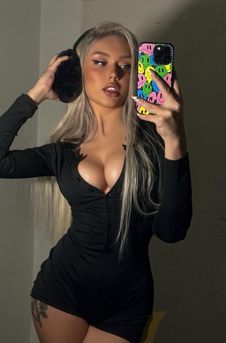 Do you Like my outfit ? 👀 https://t.co/nFtIHNC7Nk
