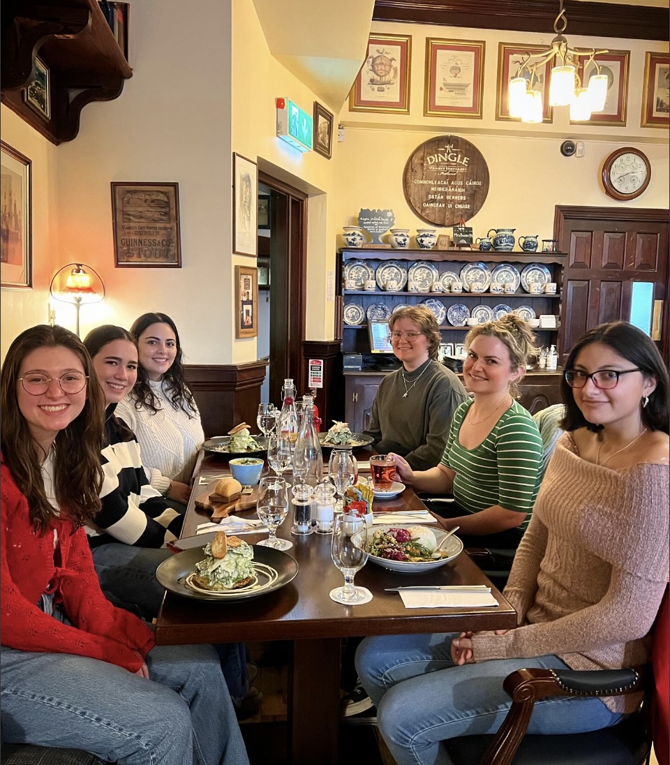 Check out some of English majors out for lunch today in Dingle alongside lecturer and student coordinator at SHU in Dingle Dr. Ciara Barrett!

Study abroad at SHU in Dingle 🇮🇪